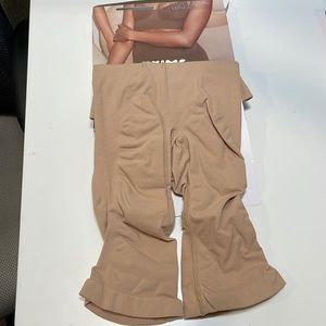SKIMS - above the knee sculpting short open gusset S/M, Clay - NEW W/BOX